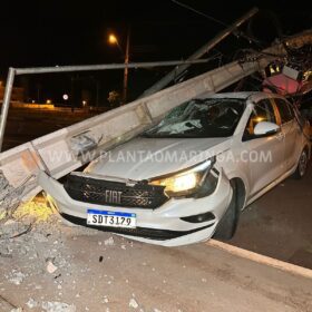 Fotos de Motorista de carro derruba cinco postes em acidente em Maringá e foge do local 