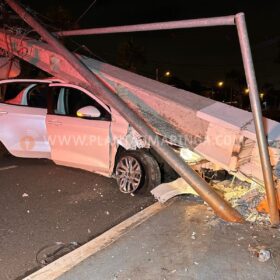 Fotos de Motorista de carro derruba cinco postes em acidente em Maringá e foge do local 