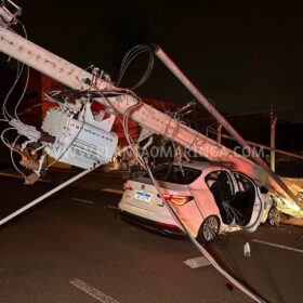 Fotos de Motorista de carro derruba cinco postes em acidente em Maringá e foge do local 