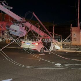 Fotos de Motorista de carro derruba cinco postes em acidente em Maringá e foge do local 