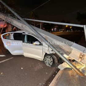 Fotos de Motorista de carro derruba cinco postes em acidente em Maringá e foge do local 