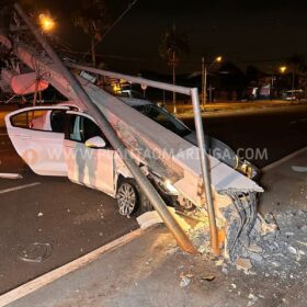 Fotos de Motorista de carro derruba cinco postes em acidente em Maringá e foge do local 