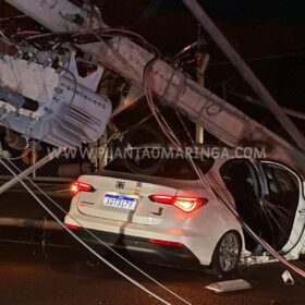Fotos de Motorista de carro derruba cinco postes em acidente em Maringá e foge do local 
