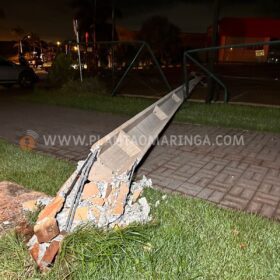 Fotos de Motorista de carro derruba cinco postes em acidente em Maringá e foge do local 