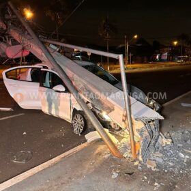 Fotos de Motorista de carro derruba cinco postes em acidente em Maringá e foge do local 