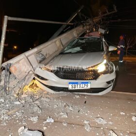 Fotos de Motorista de carro derruba cinco postes em acidente em Maringá e foge do local 