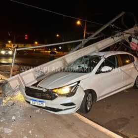 Fotos de Motorista de carro derruba cinco postes em acidente em Maringá e foge do local 