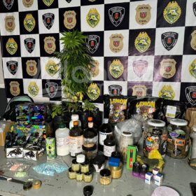 Fotos de Dupla é presa ao ser flagrada com haxixe e polícia localiza na casa de um deles vários tipos de drogas em Maringá