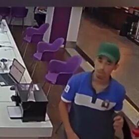 Fotos de VÍDEO: Homem armado se passa por cliente e rouba vários celulares em shopping Maringá