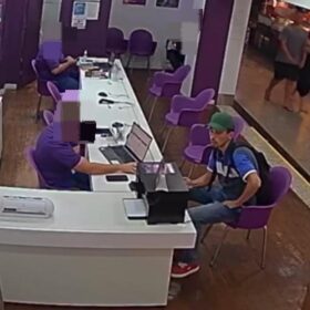 Fotos de VÍDEO: Homem armado se passa por cliente e rouba vários celulares em shopping Maringá