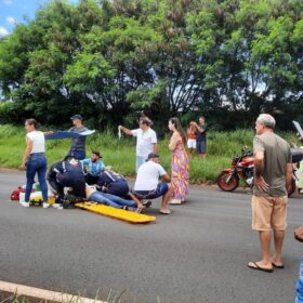 Fotos de Acidente envolvendo duas motos de alta cilindrada e um carro deixa dois jovens feridos