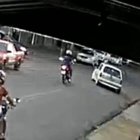 Câmera registra moça sofrendo acidente grave em Sarandi Foto 1 Fotos de Câmera registra moça sofrendo acidente grave em Sarandi