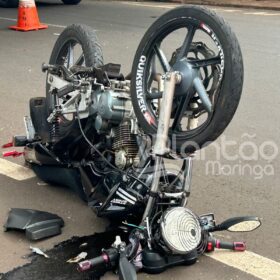 Câmera registra momento em que motociclista bate em carro, é arremessado e cai após passar por cima do veículo, em Sarandi Foto 1 Fotos de Câmera registra momento em que motociclista bate em carro, é arremessado e cai após passar por cima do veículo, em Sarandi