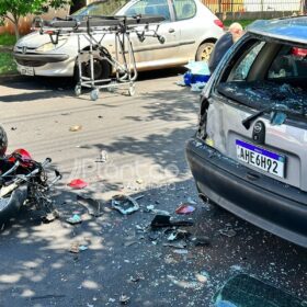 Fotos de Câmera registra motoboy sendo arremessado após acidente em Maringá