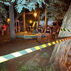 Fotos de Jovem é executado a tiros e mulher é baleada em praça na zona sul de Maringá