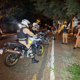Fotos de Jovem é executado a tiros e mulher é baleada em praça na zona sul de Maringá
