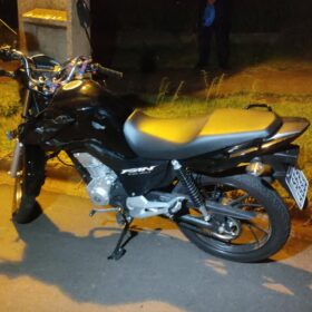 Jovem morre após bater moto na traseira de carro em Maringá Foto 1 Fotos de Jovem morre após bater moto na traseira de carro em Maringá