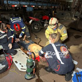 Fotos de Motociclista é intubado após bater em caminhão em Maringá
