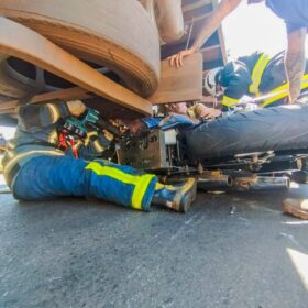 Fotos de Motociclista fica preso embaixo de carreta após acidente em Maringá