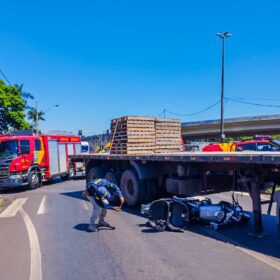 Fotos de Motociclista fica preso embaixo de carreta após acidente em Maringá