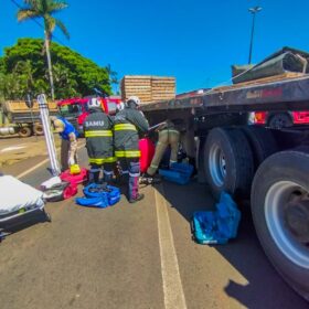 Fotos de Motociclista fica preso embaixo de carreta após acidente em Maringá