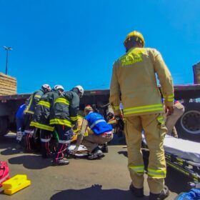Fotos de Motociclista fica preso embaixo de carreta após acidente em Maringá
