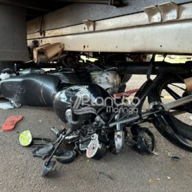 Fotos de Motociclista sofre ferimentos grave após bater moto e cair embaixo de caminhão em Maringá