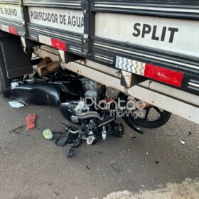 Fotos de Motociclista sofre ferimentos grave após bater moto e cair embaixo de caminhão em Maringá