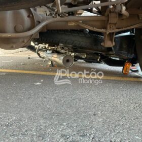 Motociclista sofre ferimentos grave após bater moto e cair embaixo de caminhão em Maringá Foto 1 Fotos de Motociclista sofre ferimentos grave após bater moto e cair embaixo de caminhão em Maringá
