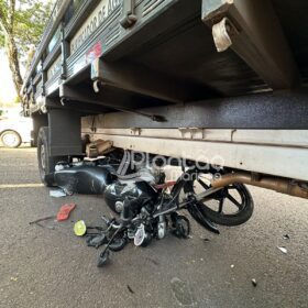 Fotos de Motociclista sofre ferimentos grave após bater moto e cair embaixo de caminhão em Maringá