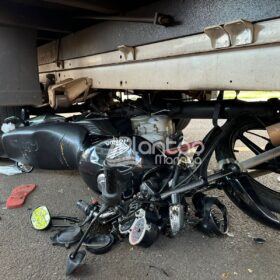 Fotos de Motociclista sofre ferimentos grave após bater moto e cair embaixo de caminhão em Maringá