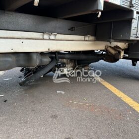 Fotos de Motociclista sofre ferimentos grave após bater moto e cair embaixo de caminhão em Maringá