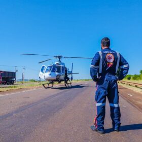 Fotos de Motorista é socorrido de helicóptero após ser ejetado de veículo em capotamento