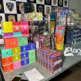 Fotos de Polícia Militar recupera em Sarandi carga de cigarros eletrônicos (vape) roubada em Maringá, avaliada em R$ 270 mil