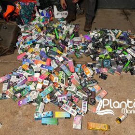 Fotos de Polícia Militar recupera em Sarandi carga de cigarros eletrônicos (vape) roubada em Maringá, avaliada em R$ 270 mil