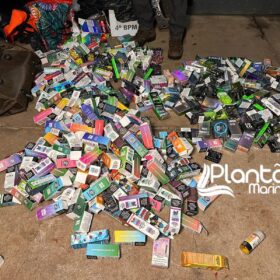 Fotos de Polícia Militar recupera em Sarandi carga de cigarros eletrônicos (vape) roubada em Maringá, avaliada em R$ 270 mil