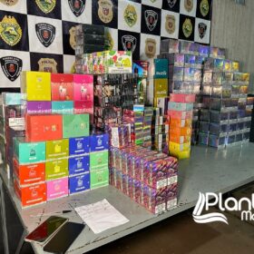 Fotos de Polícia Militar recupera em Sarandi carga de cigarros eletrônicos (vape) roubada em Maringá, avaliada em R$ 270 mil