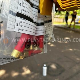Fotos de Choque apreende escopeta calibre 12 e roupas utilizada em execução em Maringá