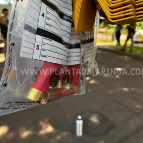Fotos de Choque apreende escopeta calibre 12 e roupas utilizada em execução em Maringá