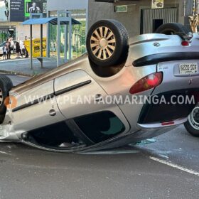 Fotos de Câmera registra colisão seguida de capotamento em Maringá