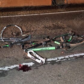 Fotos de Ciclista morre atropelado e carreta tomba no Contorno Norte de Maringá