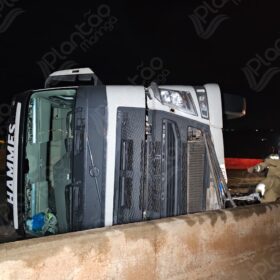 Fotos de Ciclista morre atropelado e carreta tomba no Contorno Norte de Maringá