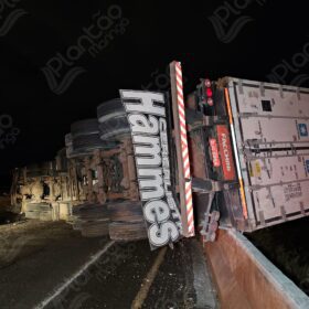 Fotos de Ciclista morre atropelado e carreta tomba no Contorno Norte de Maringá