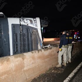 Fotos de Ciclista morre atropelado e carreta tomba no Contorno Norte de Maringá
