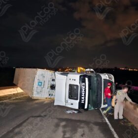 Fotos de Ciclista morre atropelado e carreta tomba no Contorno Norte de Maringá