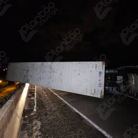 Fotos de Ciclista morre atropelado e carreta tomba no Contorno Norte de Maringá