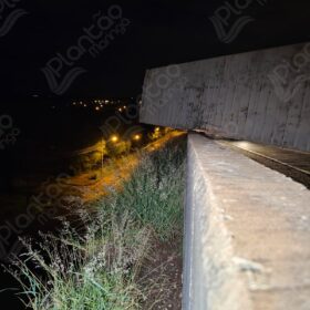 Fotos de Ciclista morre atropelado e carreta tomba no Contorno Norte de Maringá