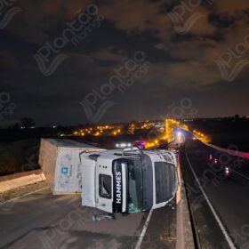 Fotos de Ciclista morre atropelado e carreta tomba no Contorno Norte de Maringá
