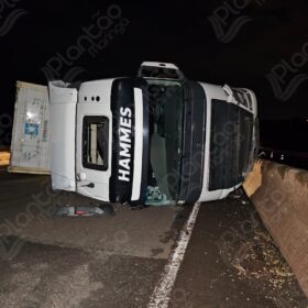 Fotos de Ciclista morre atropelado e carreta tomba no Contorno Norte de Maringá