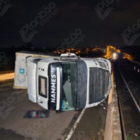 Fotos de Ciclista morre atropelado e carreta tomba no Contorno Norte de Maringá